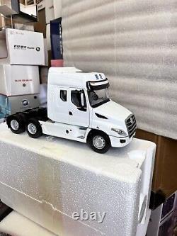 124 Scale DF Motor T7 White Truck Tractor Diecast Model Car