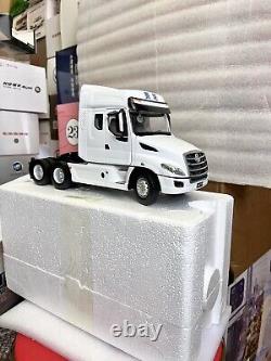 124 Scale DF Motor T7 White Truck Tractor Diecast Model Car