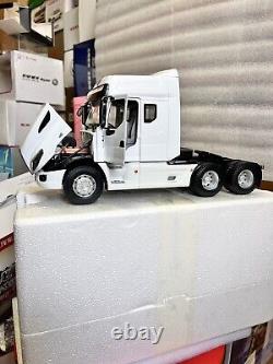 124 Scale DF Motor T7 White Truck Tractor Diecast Model Car